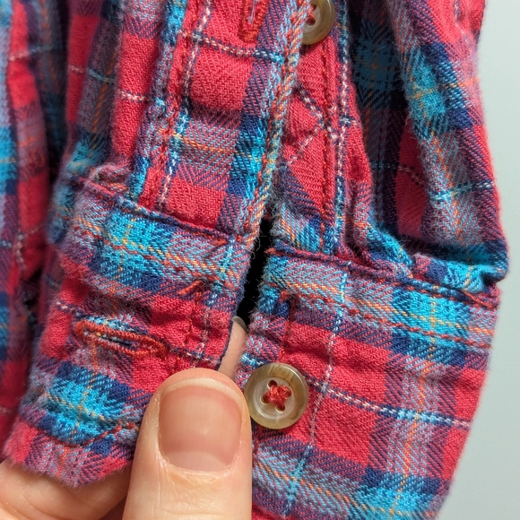 Hollister women's button down plaid shirt (size medium) - Picture 7 of 7